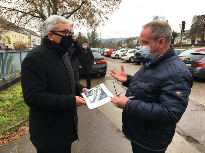 Roger Lewentz (links) und Jürgen Dixius am Saarburger Bahnhof.