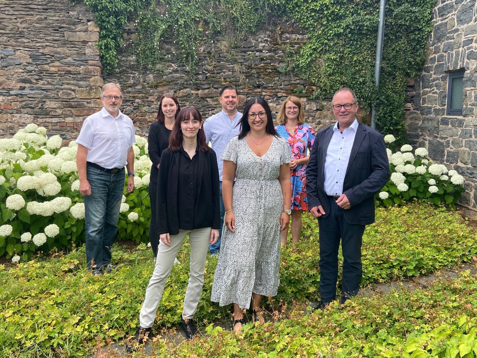 Portrait der Sommer Absolventen zum Verwaltungsfachangestellten 2023 sowie deren Gratulanten - Evelyn Meyer, Jana Kramp und Bürgermeister Jürgen Dixius (vordere Reihe), Rudolf Klein, Sarah Blau, Florian Weckmüller und 1. Beigeordnete Simone Thiel (hintere Reihe) v.l.n.r.  