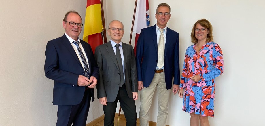 Gruppenbild, auf dem Bürgermeister Jürgen Dixius, Erste Beigeordnete Simone Thiel, der bisherige Bauamtsleiter Jürgen Kremer und der neue Leiter des Bauamts Nils Osterwalder zu sehen sind.