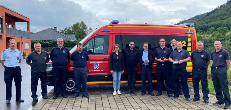 Gruppenbild von Mitgliedern der Feuerwehren mit der Ersten Beigeordneten Simone Thiel bei der Ausgabe der digitalen Meldeempfänger