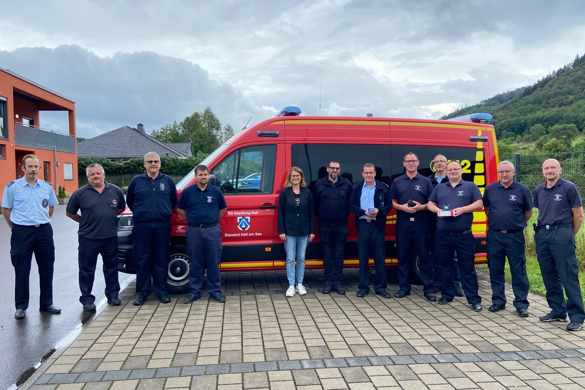 Gruppenbild von Mitgliedern der Feuerwehren mit der Ersten Beigeordneten Simone Thiel bei der Ausgabe der digitalen Meldeempfänger