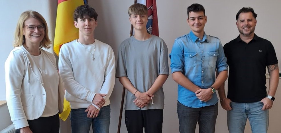 Gruppenfoto der drei neuen Auszubildenden mit der Ersten Beigeordneten und dem Personalleiter