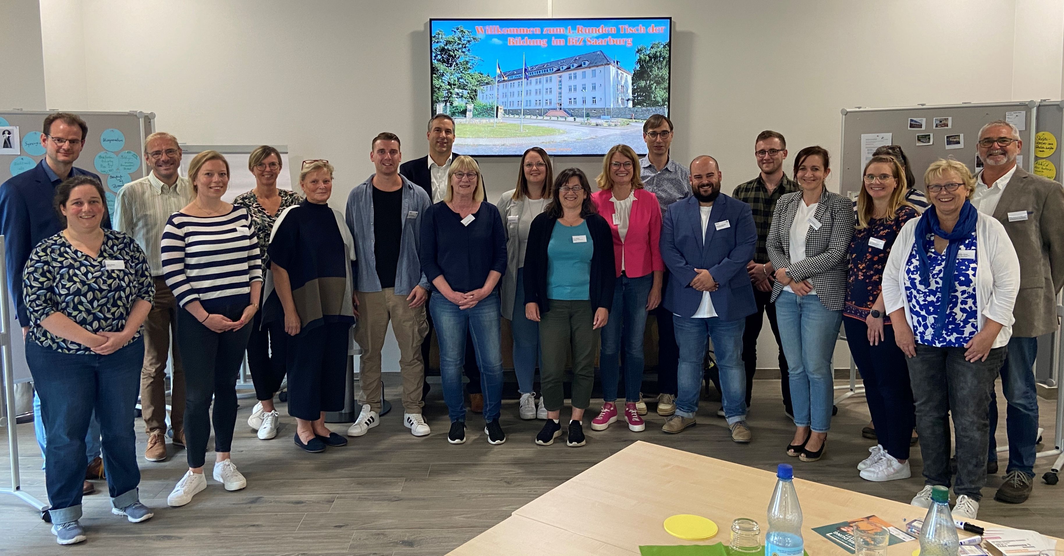 Gruppenbild mit allen Teilnehmern der Veranstaltung "Runder Tisch Bildung"