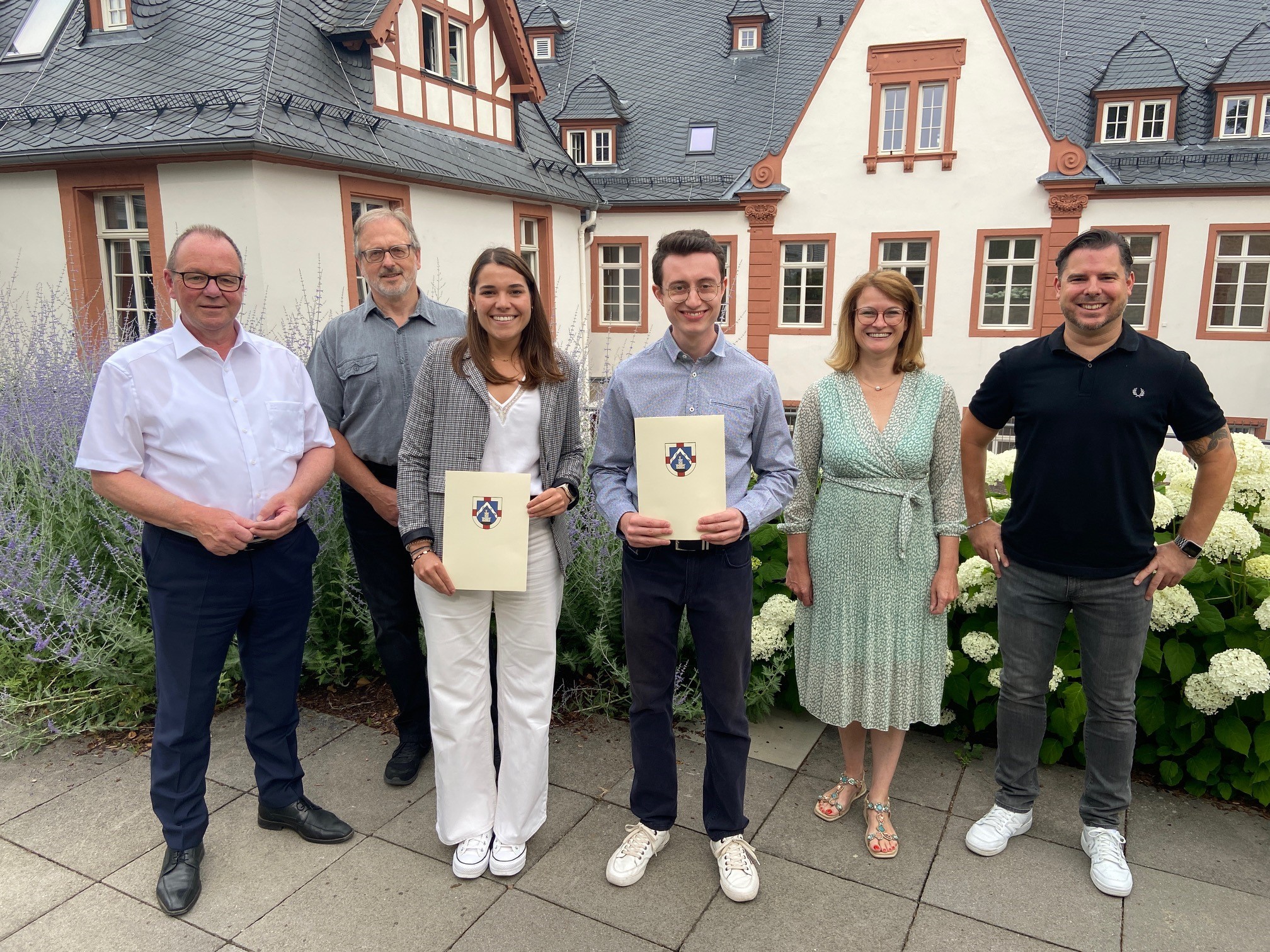 Portrait der neuen Inspektoren 2023 samt Gratulanten - von links nach rechts: Jürgen Dixius (VG Bürgermeister), Rudolf Klein (Büroleiter),  Viktoria Schmitt ,  René Kind, Simone Thiel (Erste Beigeordnete), Florian Weckmüller (Personalleiter)