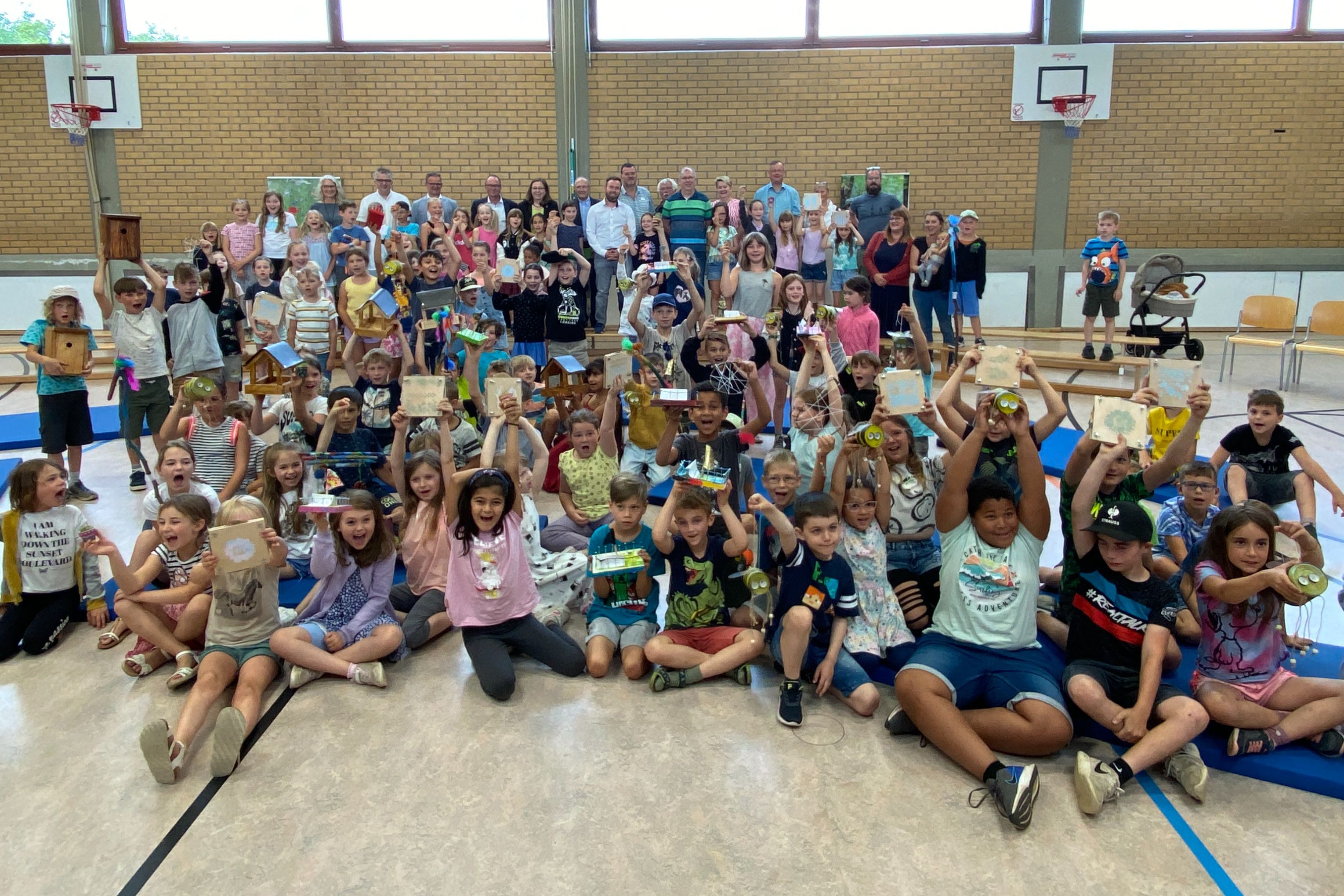 Kinder der Grundschule Zerf zusammen mit den  offiziellen Gästen bei der Veranstaltung zur Unterzeichnung des Kooperationsvertrages zur Naturpark-Schule