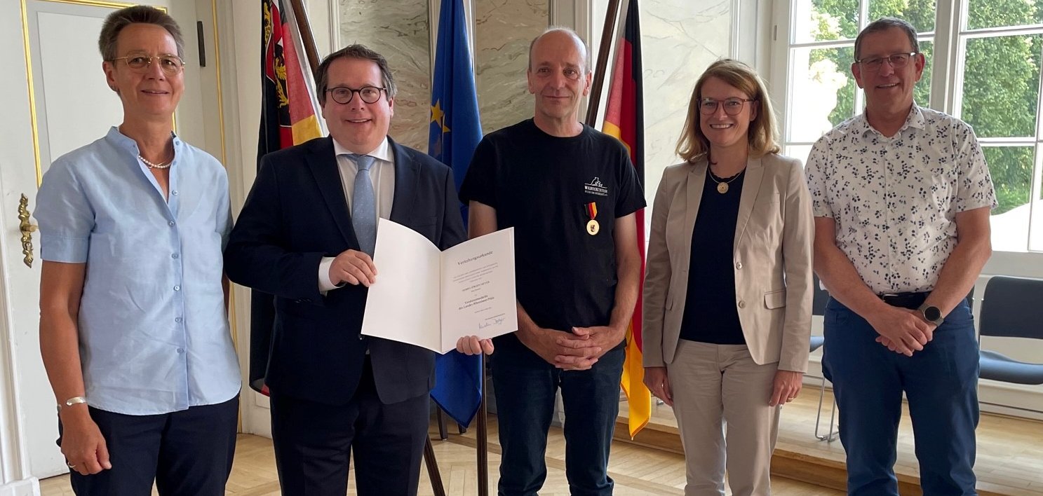 Gruppenportrait bei der Überreichung der Landesverdienstmedaille an Jürgen Meyer im Kurfürstlichen Palais in Trier; v.l. Kreisbeigeordnete Kathrin Schlöder, ADD Präsident Thomas Linnertz, Jürgen Meyer, Erste Beigeordnete Simone Thiel, Ortsbürgermeister der Gemeinde Wiltingen Christoph Schmitz