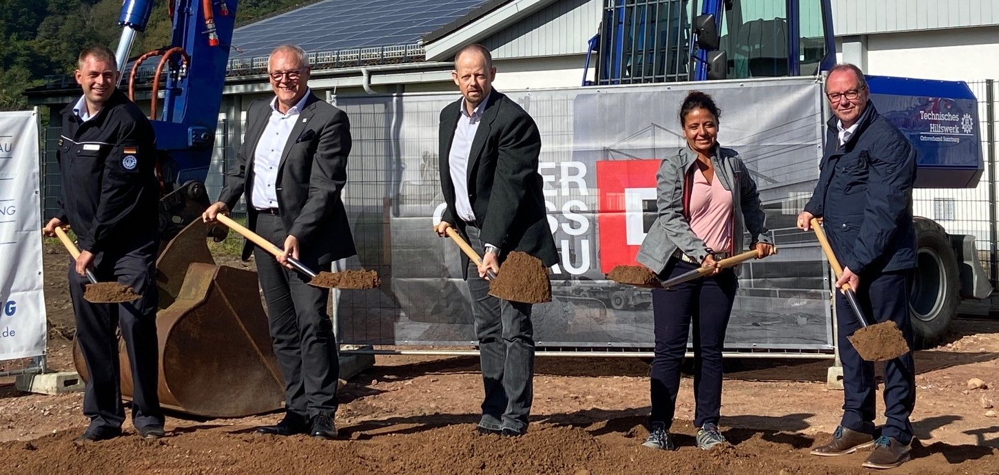 Gruppenbild der Ehrengäste beim Spatenstich des neuen THW Standortes in Saarburg
