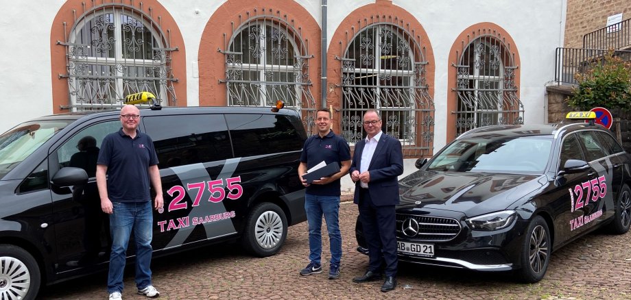 Portrait der beiden neuen Saarburger Taxifahrzeuge inkl. Fahrer und Verbandsbürgermeister Jürgen Dixius
