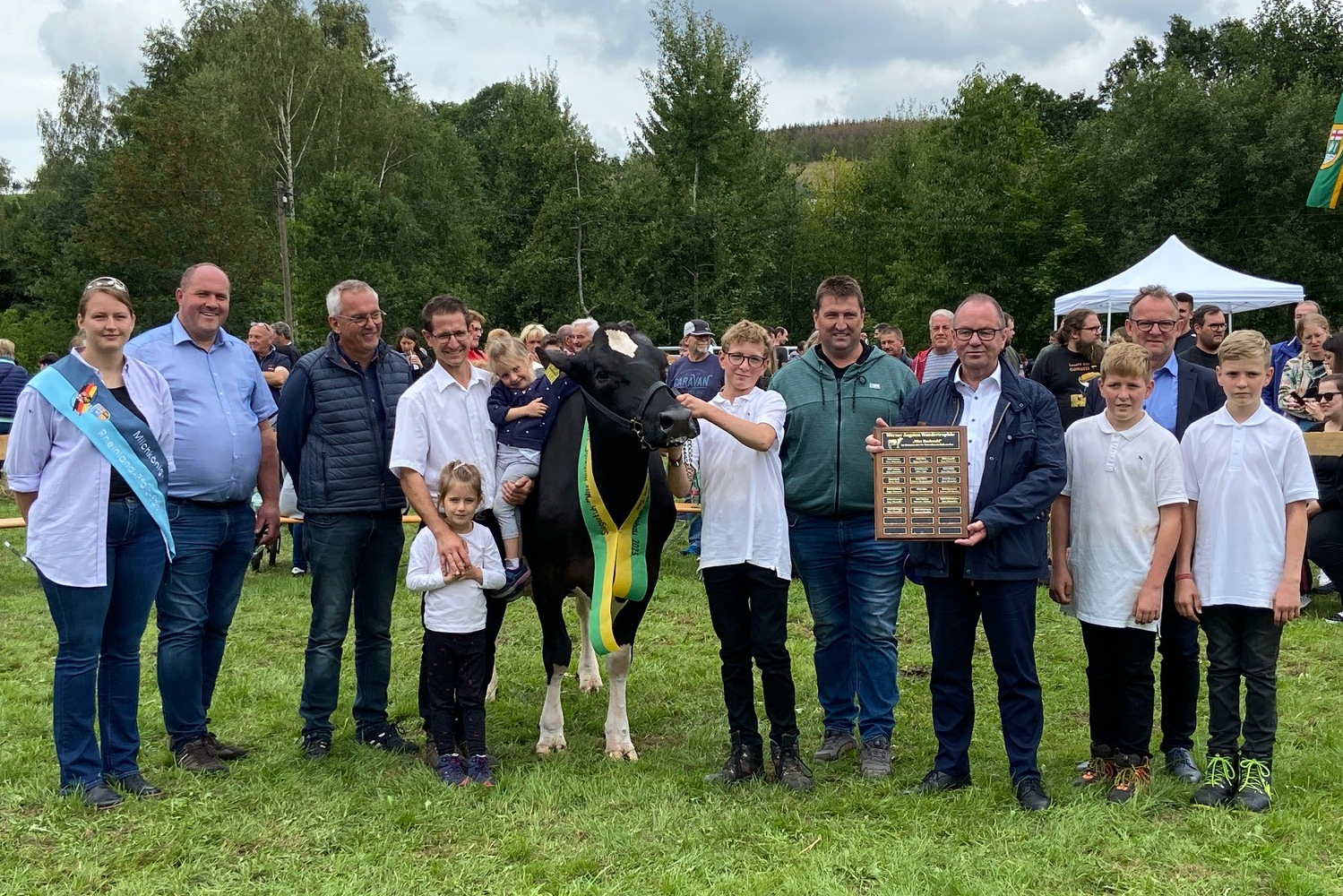 Gruppenbild der Siegertieres Sonia mit der Besitzerfamilie Krämer und Bürgermeister Jürgen Dixius
