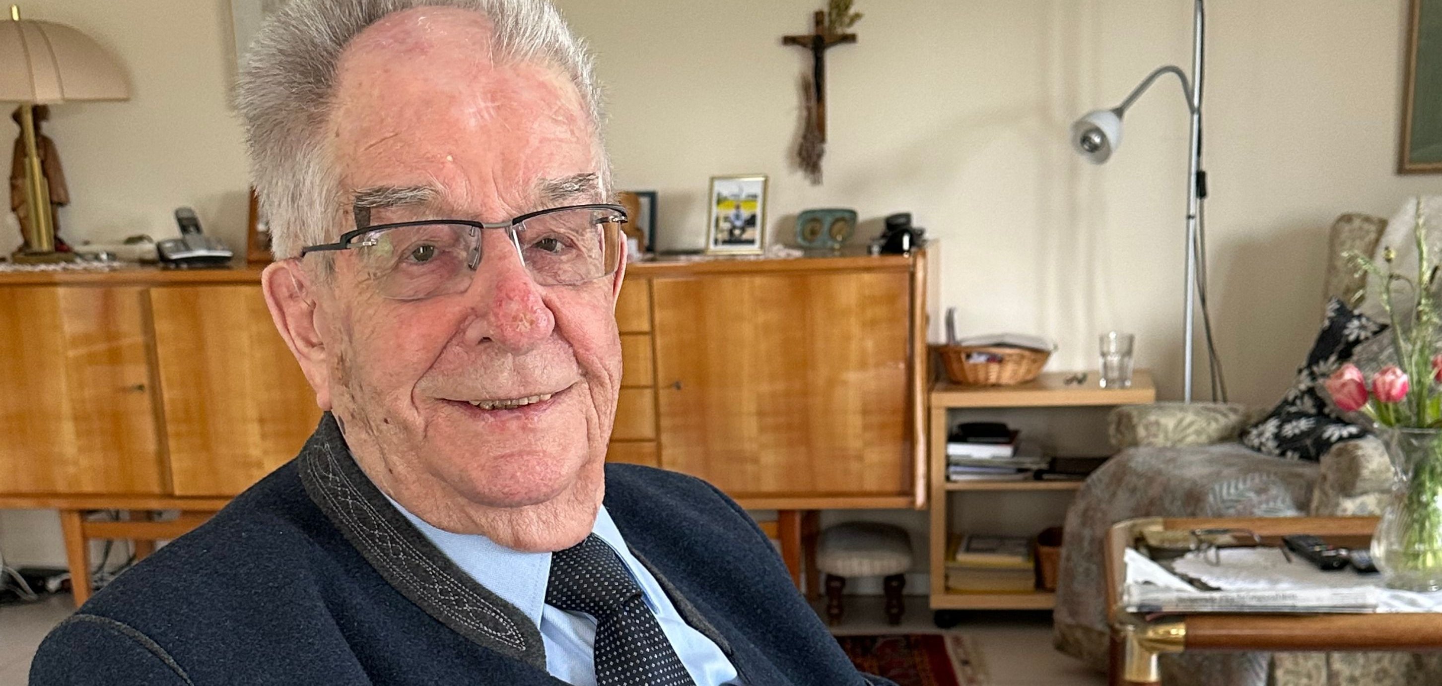 Porträitfoto von August Justen ins seinem Haus im Jahr 2023