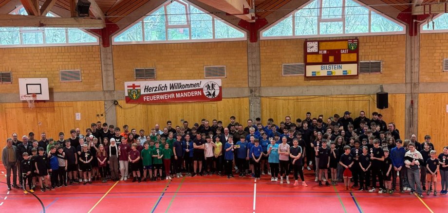 Gruppernfoto der Teilnehmer des Jugendfeuerwehr Völkerballturniers