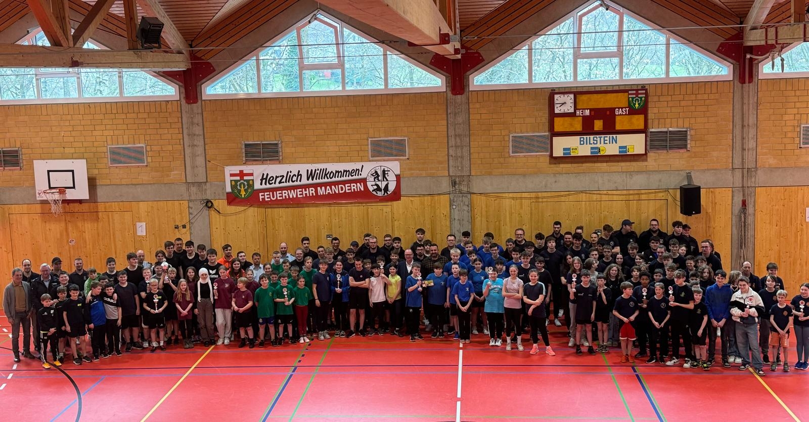 Gruppernfoto der Teilnehmer des Jugendfeuerwehr Völkerballturniers