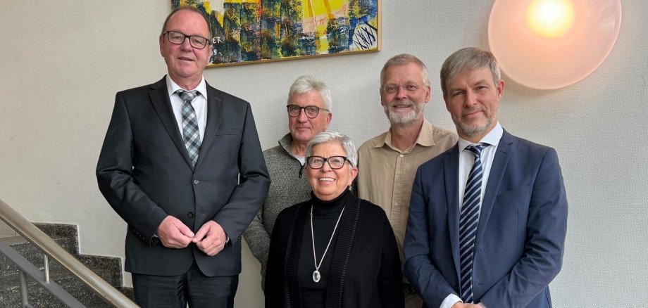 Gruppenbild im Treppenhaus des Amtsgerichts mit Bürgermeister Dixius, Karl-Heinz Thiel, Liselotte Fohl, Stefan Kramer und Dr. Marcel Heinemann