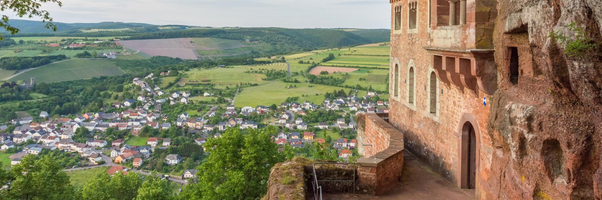 seitlicher Blick auf die Klause und den Ortskern der Gemeinde Kastel-Staadt