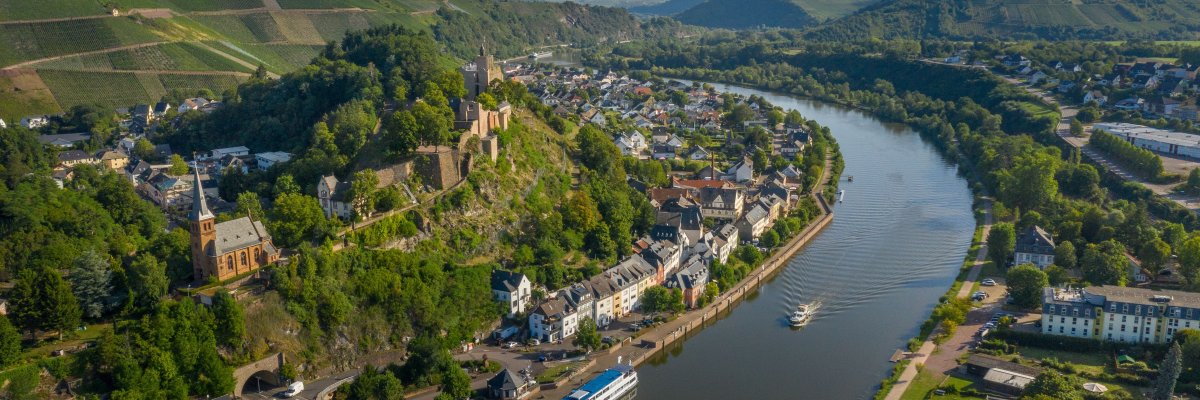 Luftaufnahme der Stadt Saarburg mit Blick auf Saar