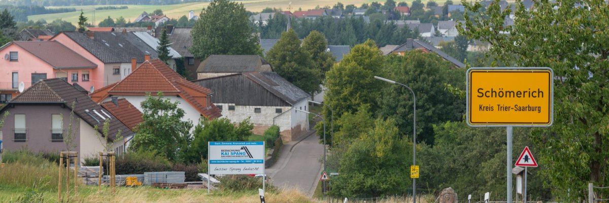 Blick auf den Ortseingang der Gemeinde Schömerich