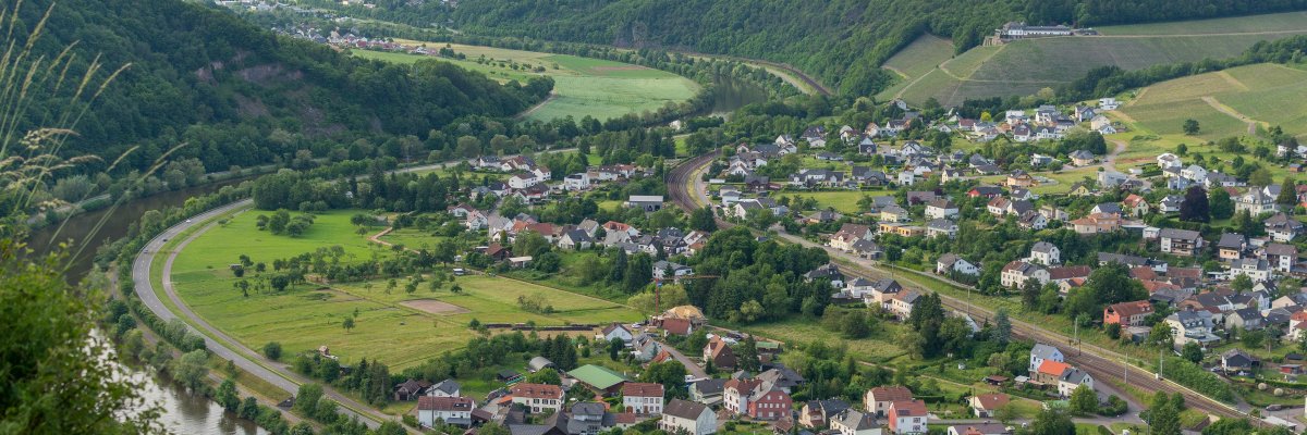 Luftaufnahme der Ortsgemeinde Serrig mit Blick auf die Saar