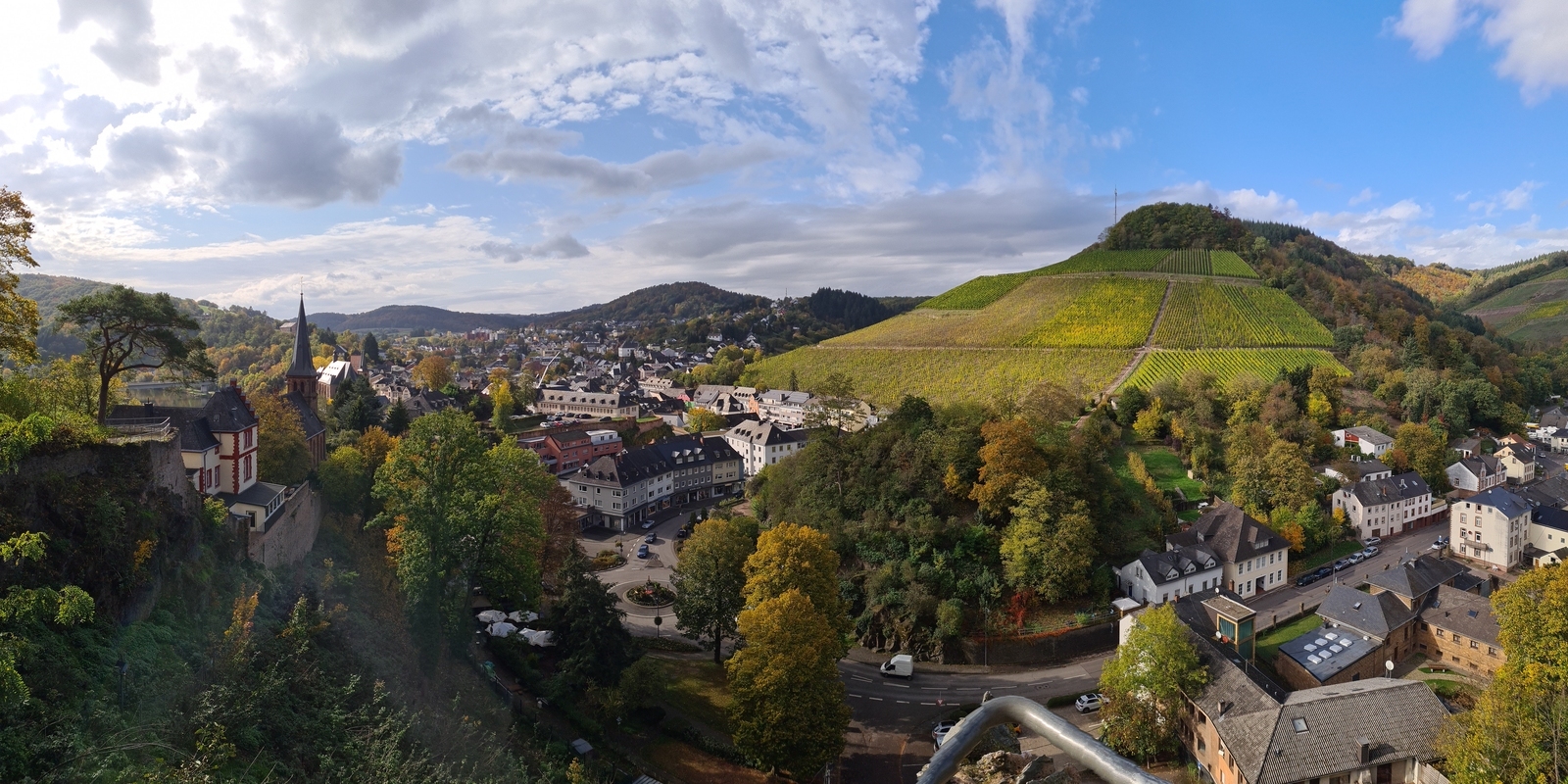Panoramaaufnahme von der Burg auf die Stadt Saarburg
