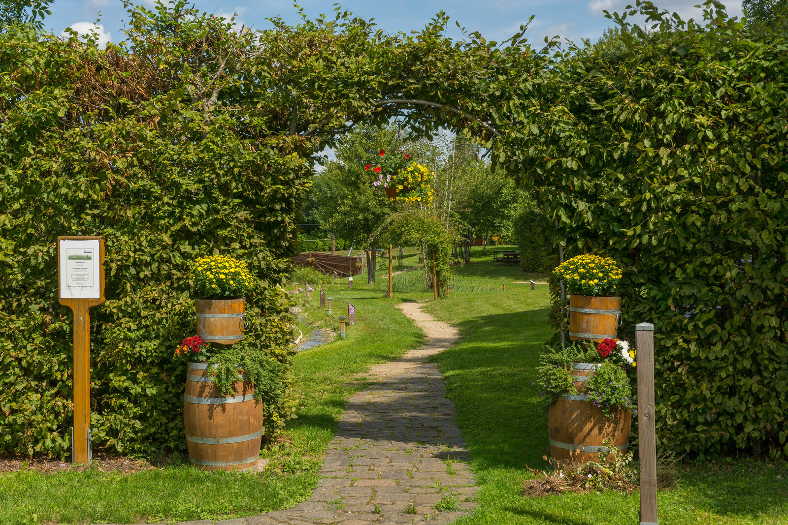 Eingang zum Lebensflusspark der Ortsgemeinde Fisch