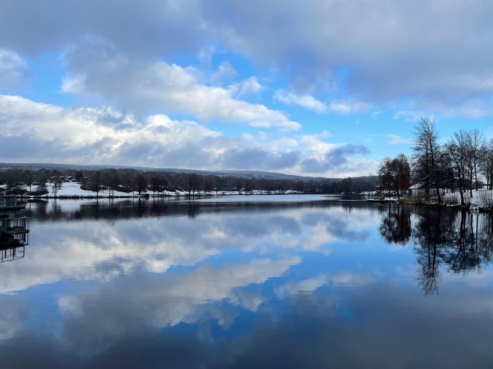 Blick auf den winterlichen See der Ortsgemeinde Kell am See bei Anbruch der Dunkelheit
