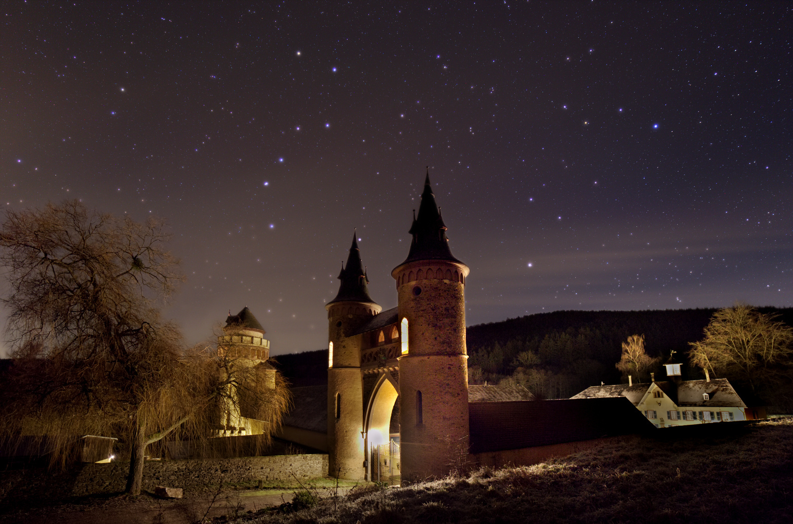 Blick auf die beleuchtetet Burg Heid der Ortsgemeinde Schillingen unterm Sternenhimmel