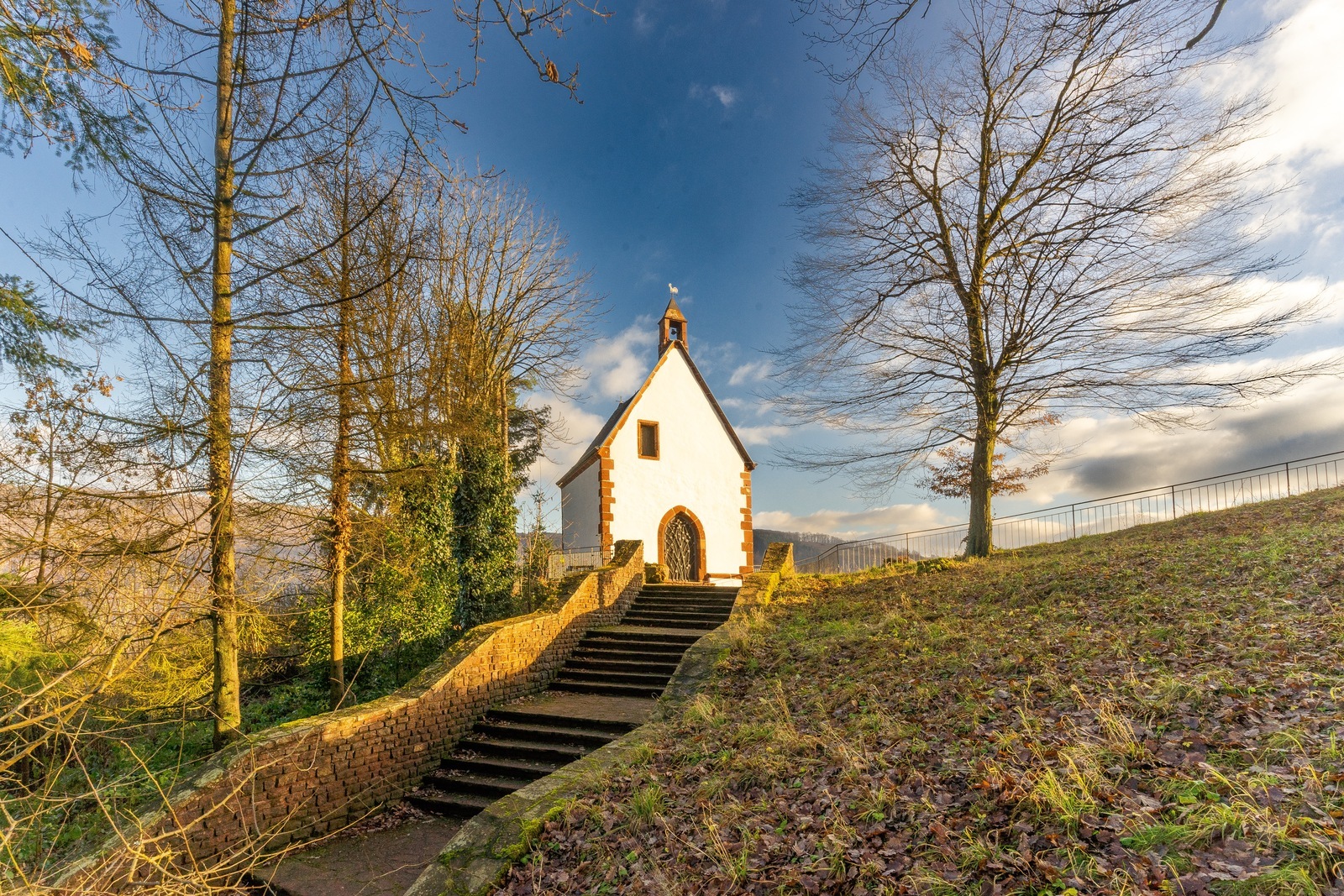 Herbstlicher Blick auf die Michaelskapelle in Taben-Rodt