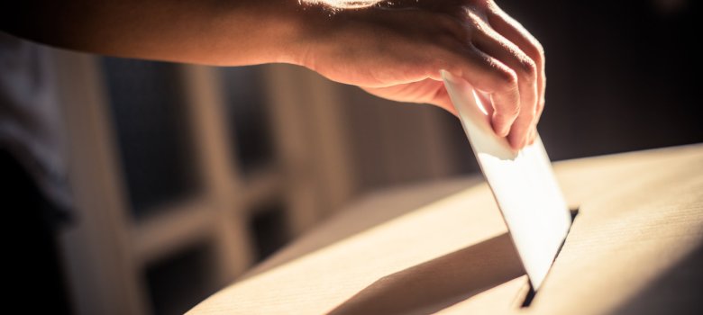 Conceptual image of a person voting during elections Deutschlandfahne mit Schriftzug "Bundestagswahl 2025"