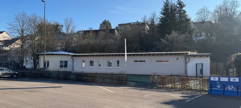 Frontansicht des Gebäudes mit dem Namen "Haus der Vereine"