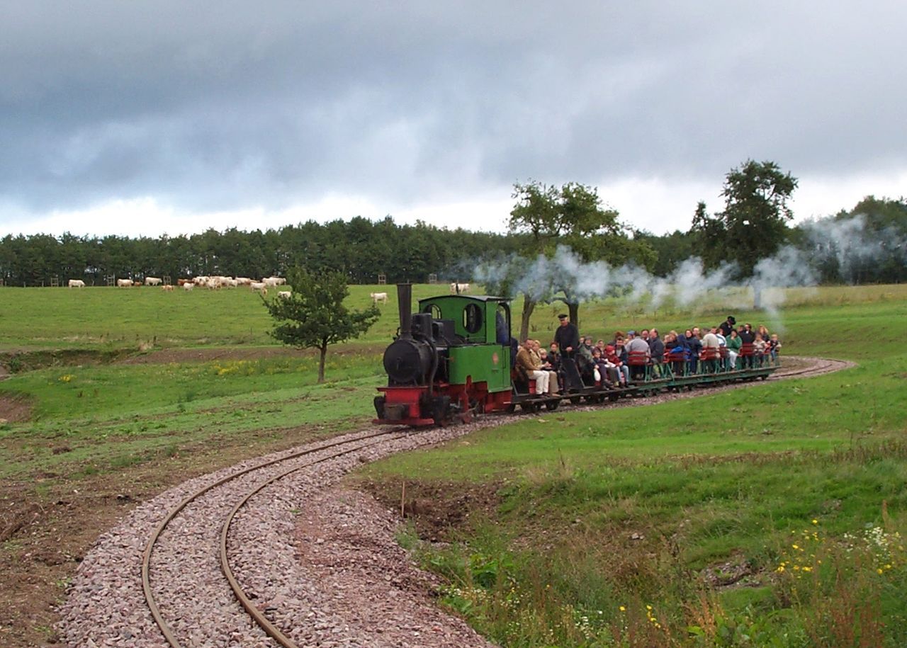 Die vollbesetzte Feldbahn auf dem Gelände des Hofguts Serrig bei einer Rundfahrt