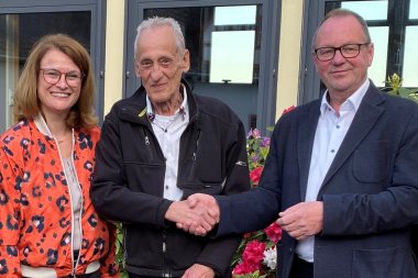 Gruppenbild des Behindertenbeauftragten Wilfried Hoffmann mit Bürgermeister Jürgen Dixius und der Ersten Beigeordneten Simone Thiel